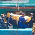 Proses evakuasi ABK yang meninggal di atas KM Pulau Kumbang 1.