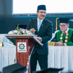 Mensos Gus Ipul saat menyampaikan orasi ilmiah dalam Sidang Senat Terbuka Wisuda Ke-114 Universitas Islam Negeri Sunan Ampel (UINSA) Surabaya, Jawa Timur, Sabtu (9/5/2026).