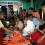 Evakuasi korban banjir di Mojokerto.