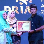 Corporate Communication SIG, Ahmad Parno Saverillah (kanan), saat menerima piagam penghargaan PRIA 2023 kategori Terpopular di Media Cetak dan Online 2022, sub kategori BUMN Tbk pada acara The 8th PR INDONESIA Awards 2023 di Bali. Foto: Ist