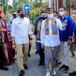 Bupati Pamekasan H. Baddrut Tamam saat menyambut Sandiaga Salahuddin Uno, Menteri Pariwisata dan Ekonomi Kreatif (Menparekraf) RI.