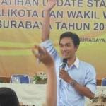 Dony Maulana Ketua KPID saat memberi materi pelatihan update status Facebook terkait Pilwali Surabaya. foto: suarasurabaya