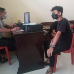 Korban saat melaporkan penipuan yang dialaminya petugas kepolisian di Polres Blitar Kota.