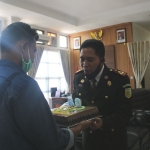 Emanuel Ahmad, Kepala Kejaksaan Negeri Bangkalan saat menerima kue ulang tahun dari Aliansi Jurnalis Bangkalan, Rabu (22/7/2020) (foto: ist).