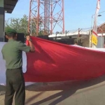 Bendera merah putih rakasasa yang dikibarkan Kodim 0814 Jombang di Jalan Jawa, Dusun Geneng, Kelurahan Jombatan, Kecamatan Jombang, Rabu (16/8/2017). foto: ROMZA/ BANGSAONLINE
