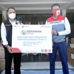 Wali Kota Surabaya Eri Cahyadi menerima bantuan secara langsung dari dua Badan Usaha Milik Negara (BUMN). Yakni, PT Pertamina dan PT Kereta Api Indonesia (KAI) Daop 8 yang diserahkan secara simbolis di halaman Balai Kota Surabaya, Senin (19/7/2021). (foto: ist)