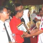 SANG JUARA – Kepala BNN Sidoarjo AKBP Supriyanto menyerahkan piala pada juara peserta Aksi Sekolah Bersih Narkoba 2014, di Pendapa Delta Nugraha, Selasa (25/11/2014). Foto: musta’in/BangsaOnline