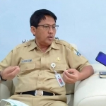Kepala DPKP Sampang, Suyono, saat diwawancarai di kantornya. Foto: MUTAMMIM/BANGSAONLINE
