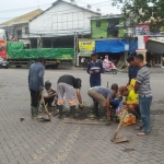 Satgas DCKPKP Gresik membersihkan saluran air di kawasan GKB. Foto: Ist.