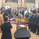 Ketua PN Gresik, I Gusti Ayu Susilawati, melantik Ketua DPRD Gresik M Syahrul Munir serta tiga Wakil Ketua Lutfi Dawam, Mujid Riduan, dan Ahmad Nurhamim. Foto: SYUHUD/ BANGSAONLINE