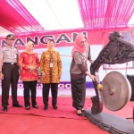 Bupati Tantri memukul gong sebagai tanda pencanangan Kampung KB.