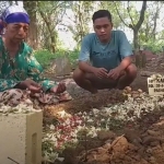 Keluarga juragan rongsokan yang menjadi korban penembakan di Candi, Sidoarjo, saat berada di makam.
