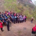 Prosesi pembentangan bendera merah putih di bukit. Foto: agus supriyanto/BANGSAONLINE