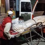 Jenazah korban saat dievakuasi menggunakan ambulans.