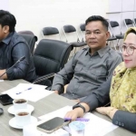 Ketua Komisi III DPRD Gresik, Sulisno Irbansyah (dua dari kanan) bersama pimpinan dewan saat rapat evaluasi kinerja OPD. Foto: Ist
