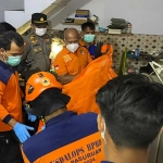 Evakuasi jenazah seorang pria yang ditemukan tak bernyawa dalam kamar mandi di Dusun Terate II, Desa Karangsentul, Kecamatan Gondangwetan, Kabupaten Pasuruan.
