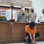 Kapolres Kediri Kota AKBP. Miko Indrayana saat menggelar jumpa pers dan tersangka YD (duduk). foto: MUJI HARJITA/ BANGSAONLINE