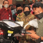 Menteri Sosial Tri Rismaharini juga memberikan bantuan sepeda motor kepada Suyono (40), seorang penjual tahu asal Pasuruan.
