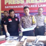 Waka Polres Lamongan Kompol Arief Mukti Adhi Sabhara menunjukkan barang bukti ikan asin berformalin. foto: NURQOMAR/ BANGSAONLINE