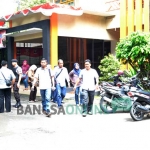 Kehadiran tim penyidik KPK membuat rekanan yang ingin bertemu Kepala Dinas PUCK berhamburan keluar. foto: BAMBANG DJ/ BANGSAONLINE