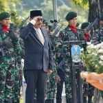 Ketua DPRD Jatim saat memimpin upacara Hari Pahlawan 2024 di TMP Sepuluh Nopember 1945.