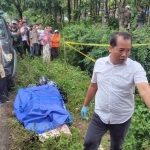 Petugas saat mengevakuasi mayat perempuan dalam koper di Ngawi.