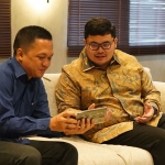 Riska Nurtantyo Sarbini (kiri) saat menunjukkan game digital yang dibuatnya kepada Bupati Hanindhito Himawan Pramana. Foto: Ist.