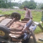 Honda Accord dengan nomor polisi L 1519 ABJ terguling usai tertabrak KA Mutiara Timur di Pasuruan.