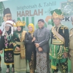 Gus Halim beserta sejumlah pengurus DPW PKB Jatim menyemarakkan Karnaval Kebangsaan The Next 2024 dengan mengenakan pakaian adat Nusantara. foto: DIDI ROSADI/BANGSAONLINE