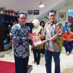 Wali Kota Malang Sutiaji, saat menerima suvenir buku dari Direktur Sekolah Parlemen RBCI Malang Dr. Nazarudin Malik. Foto: Istimewa