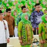 Dari kiri, Ketua Umum PBNU KH Yahya Cholil Staquf, Ketua Umum Dewan Pembina PP Muslimat NU Khofifah Indar Parawansa, dan Ketua Muslimat NU Arifatul Choiri Fauzi.