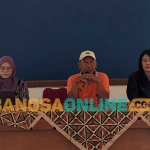 Kades Krandegan (tengah) ketika membuka sosialisasi perizinan. Foto: HENDRO SUHARTONO/BANGSAONLINE