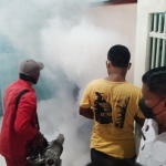 Petugas fogging sedang melakukan penyemprotan di dalam Lapas Ngawi.