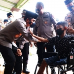 Kapolres Mojokerto, AKBP Rofiq Ripto Himawan, saat memberi kursi roda untuk anak berkebutuhan khusus di Dusun Klubuk, Desa Bendung, Kecamatan Jetis, Kabupaten Mojokerto.
