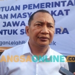 Kalaksa BPBD Jatim, Gatot Soebroto, saat memberi keterangan ke awak media. Foto: DEVI FITRI AFRIYANTI/BANGSAONLINE 