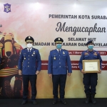 Wali Kota Surabaya Eri Cahyadi foto bersama tiga personel PMK. (foto: ist)