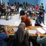 Petugas saat menyalurkan bantuan sosial untuk orang dengan kecacatan berat (ODKB). Foto: Ist.