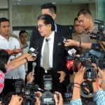 Pengacara Hotma Sitompul memberikan keterangan pers usai menjalani pemeriksaan di Gedung KPK, Jakarta (29/11). 