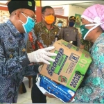 Bupati Sumenep saat menyerahkan bantuan sembako kepada masyarakat terdampak Virus Covid-19 di Kecamatan Gapura dan Kecamatan Dungkek.