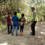 Bocah korban begal bersama kedua temannya menunjukkan lokasi kejadian kepada polisi.