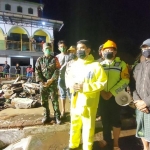 Kapolres Pasuruan AKBP Rofiq Ripto Himawan didampingi Kapolsek Gempol Kompol Marwan dan beberapa anggota Polsek serta Koramil Gempol saat meninjau lokasi banjir, Rabu (3/2/21) malam. 