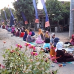 Suasana warga Dusun Kaliawen Timur saat menggelar kenduri 100 buah tumpeng. foto: MUJI HARJITA/ BANGSAONLINE