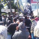 Ribuan Bonek saat menggelar aksi demo di depan Kantor Stasiun Televisi Indosiar Biro Surabaya, Jalan Bumi Indah, Selasa (9/8/2022).
