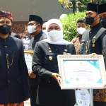 Wakil Bupati Pamekasan, RB. Fattah Jasin, saat menerima penghargaan dari Gubernur Khofifah.