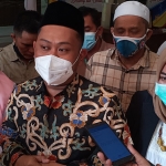 Bupati Gus Yani didampingi Ketua KONI Gresik Terpilih Dokter Anis Ambiyo Putri (kanan) saat memberikan keterangan pers. (foto: SYUHUD/ BANGSAONLINE)