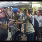 Anggota Brimob Detasemen C Pelopor Madiun membantu memasukkan dokumen yang disita KPK usai menggeledah ruang kerja Walikota Madiun dalam kasus dugaan korupsi Pembangunan Pasar Besar Madiun tahun anggaran 2015 senilai Rp 76,5 milyar, Senin (17/10).