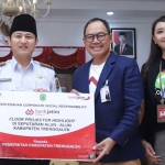 Bupati Trenggalek saat menerima CSR dari Bank Jatim.