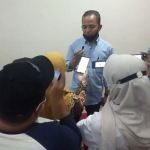 Direktur Eksekutif ARCI Baihaki Siradj saat melayani wawancara dengan wartawan, usai rilis hasil survei Pilwali Surabaya di Hotel Bidakara. (foto: ist)