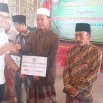Bupati Bangkalan Abdul Latif Imron memberikan bantuan dana hibah secara simbolis.