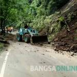 Tanah longsor di jalur Trenggalek - Ponorogo km 16. foto: HERMAN/ BANGSAONLINE